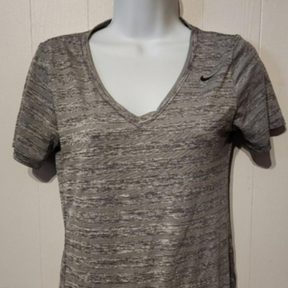 Nike Shirt Athletic‎ Cut VNeck Gray Striped Dri-Fit Short Sleeve Small A454